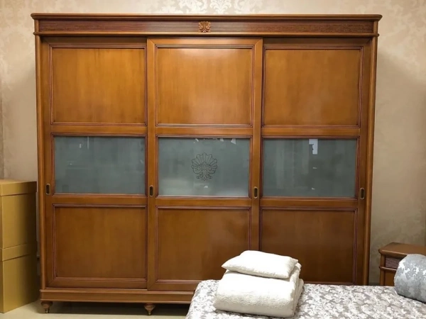 Шкаф-купе 3х дверный "Бурбон" Орех BJ901  купить в интернет магазине Мебель из массива. Звоните +7 495 961-63-63 Шкафы для одежды из массива дерева